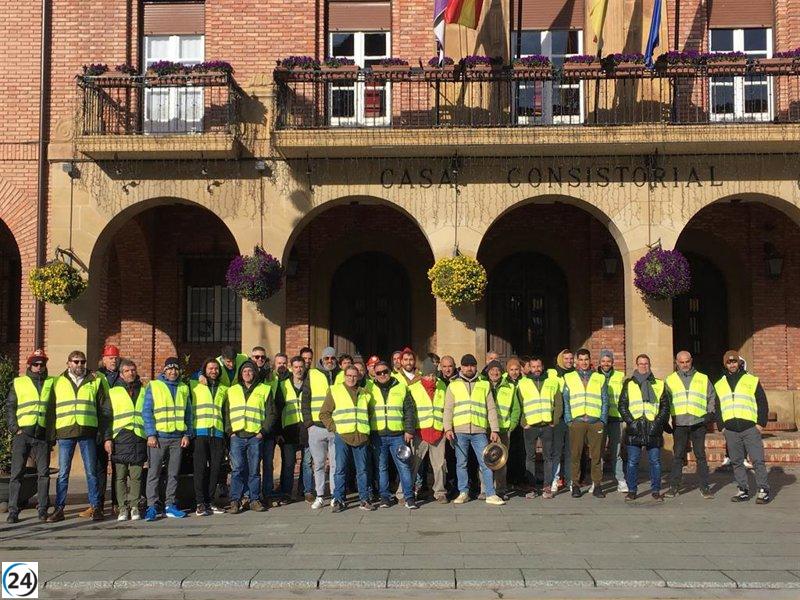Bomberos del CEIS Rioja se movilizan con cacerolada en el Ayuntamiento de Calahorra