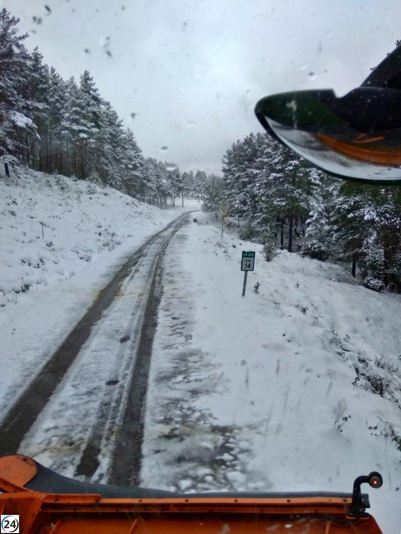 Peña Hincada requiere cadenas para movilizarse debido a la nieve en la vía.