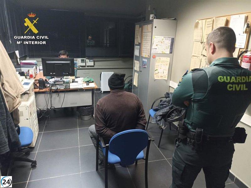 Tres criminales arrestados por robo en vivienda y escape en coche.
