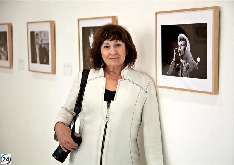 Mariví Ibarrola, fotógrafa de la Movida, sorprendida por sus propias imágenes.