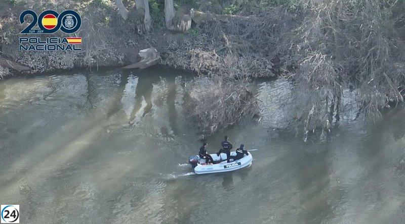 La Policía Nacional y el GEO buscan al joven desaparecido cerca del río Ebro.
