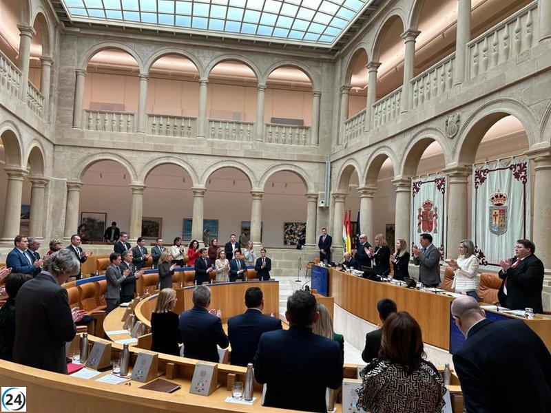 El Parlamento de La Rioja guarda un minuto de silencio por las víctimas del 11-M.