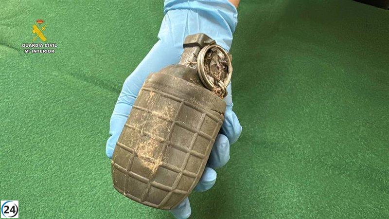 La Guardia Civil neutraliza una granada de mano en Villamediana de Iregua.