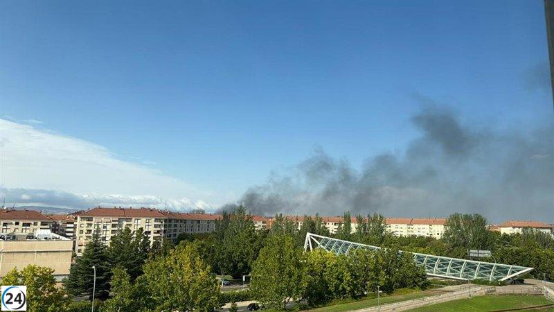 Bomberos de Logroño sofocan incendio en nave industrial de la Asociación 'Reto'