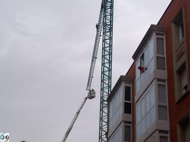 Bomberos rescatan a hombre atrapado en grúa en obras de Logroño.