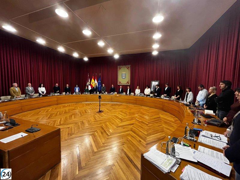 Logroño rinde homenaje a las víctimas de la DANA con un minuto de silencio en el Ayuntamiento.