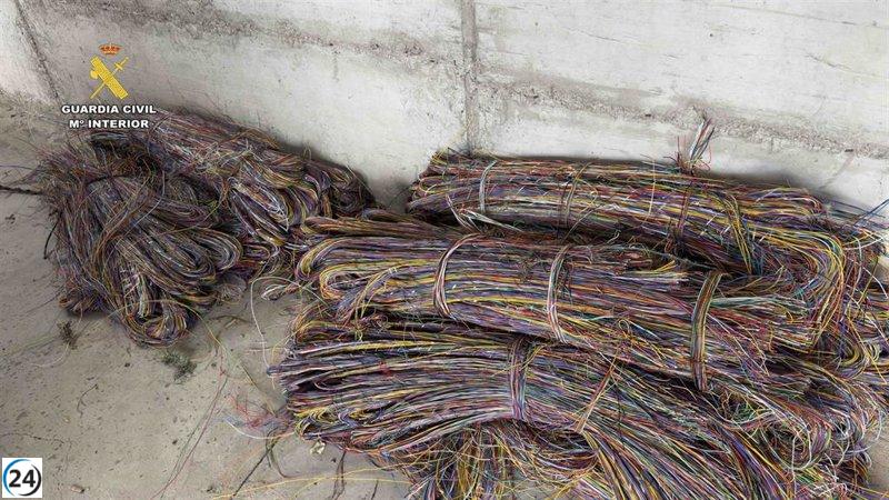 Cuatro empleados de telecomunicaciones arrestados por sustraer 7 kilómetros de cable telefónico.