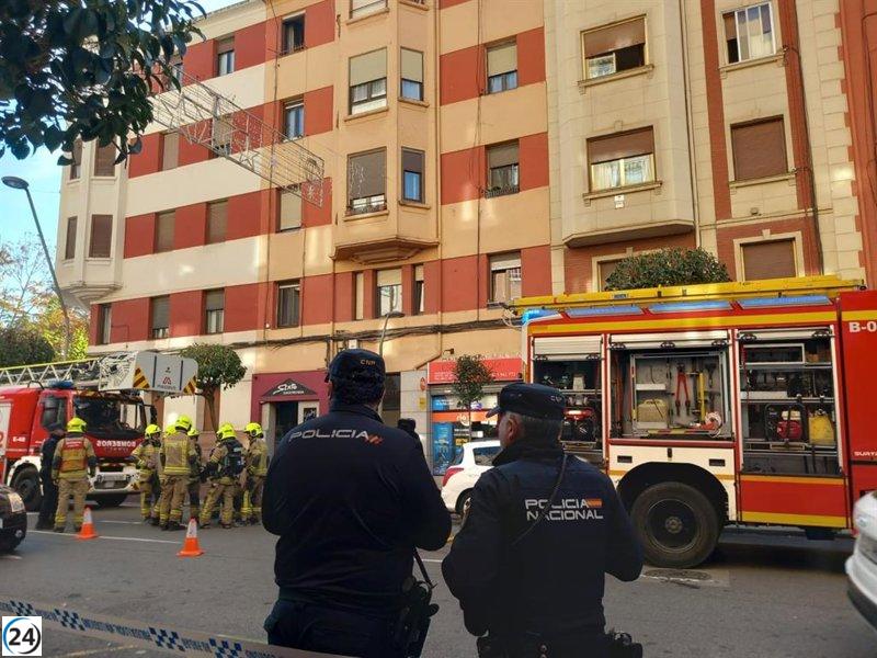 Hombre hospitalizado por inhalación de humo tras incendio en vivienda de Logroño.