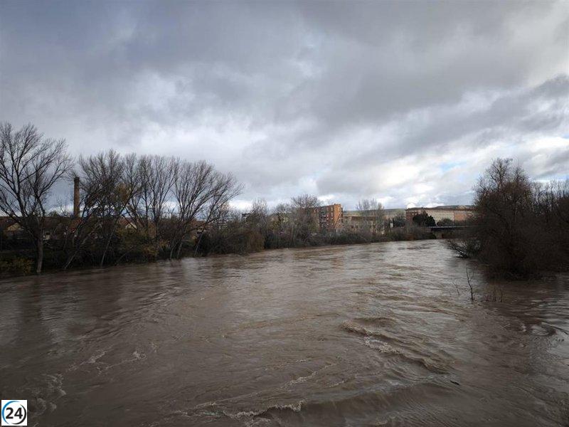 El Ebro estabiliza su caudal en Logroño tras un descenso.
