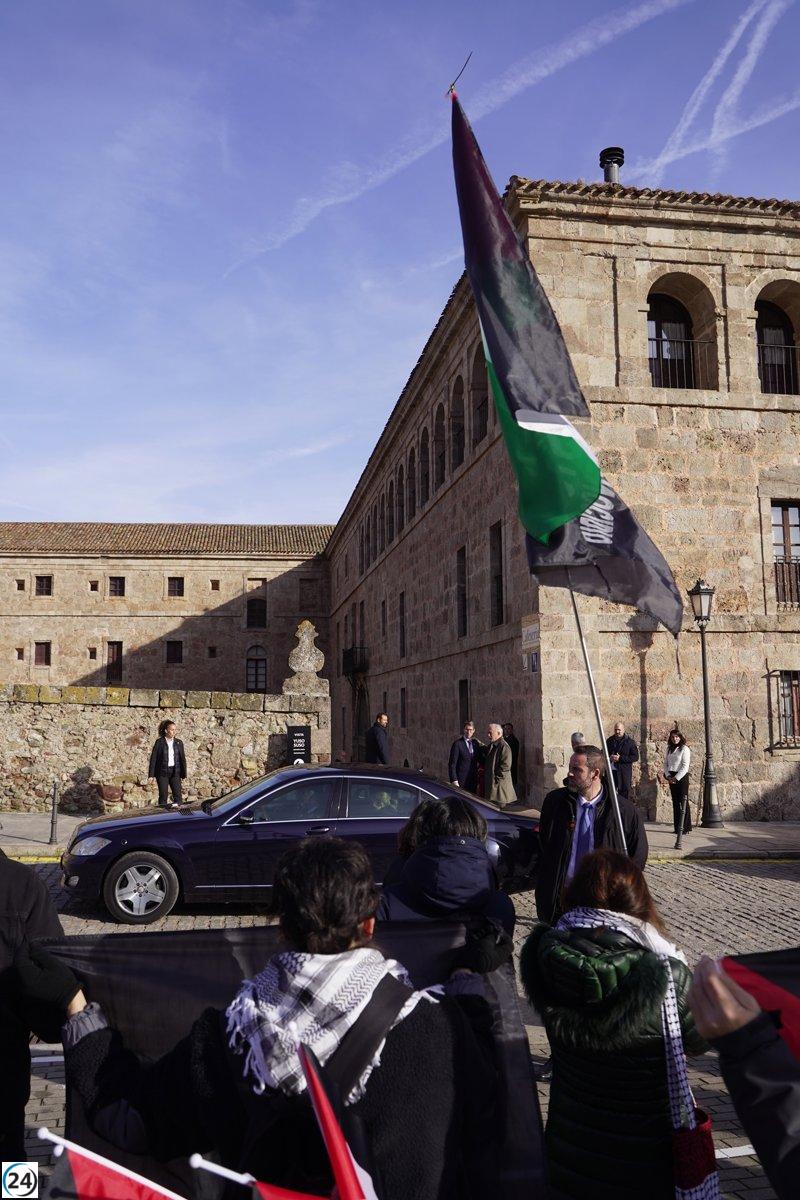 Protesta pacífica por Palestina en la salida de Reina Doña Letizia en San Millán.