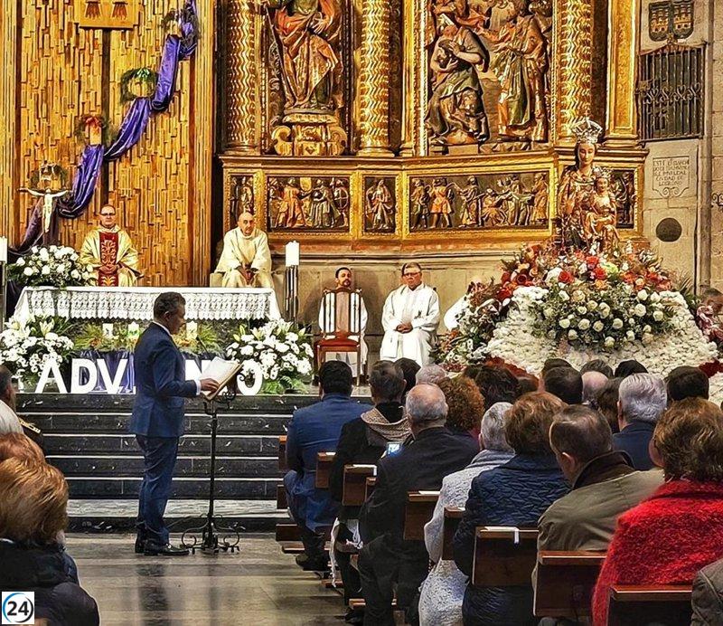 Escobar reza a la Virgen de la Esperanza, recordando a los ausentes mientras fija la vista en Valencia.