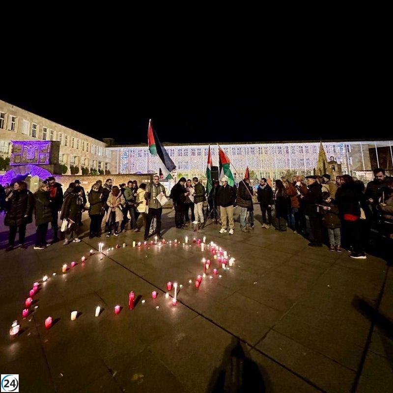 Cerca de 200 ciudadanos rinden homenaje en el Belén Monumental de Logroño con tarjetas en memoria de niños de Gaza.