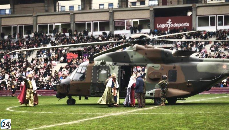 Los Reyes Magos aterrizan en helicóptero en Las Gaunas, donde un mar de niños los espera con entusiasmo.