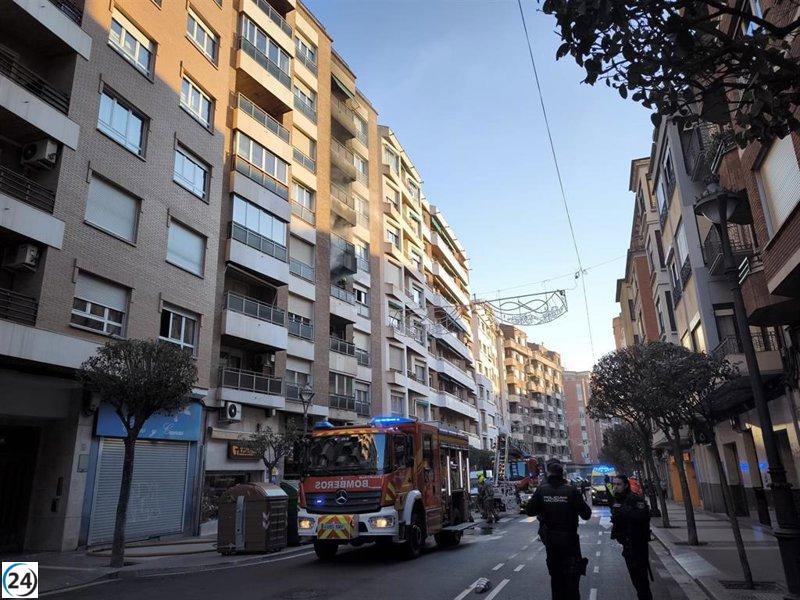 Bomberos combaten incendio en terraza de hogar en la calle Duquesa de la Victoria.