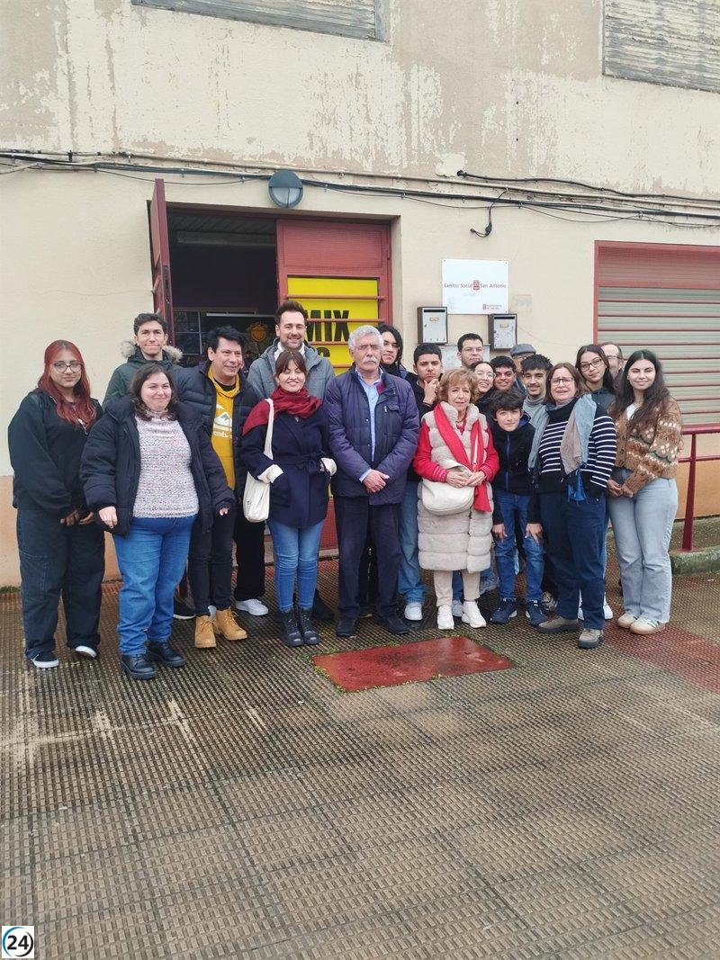 Ministra de Juventud e Infancia visita Fundación Pioneros y descubre el estudio de su banda musical.