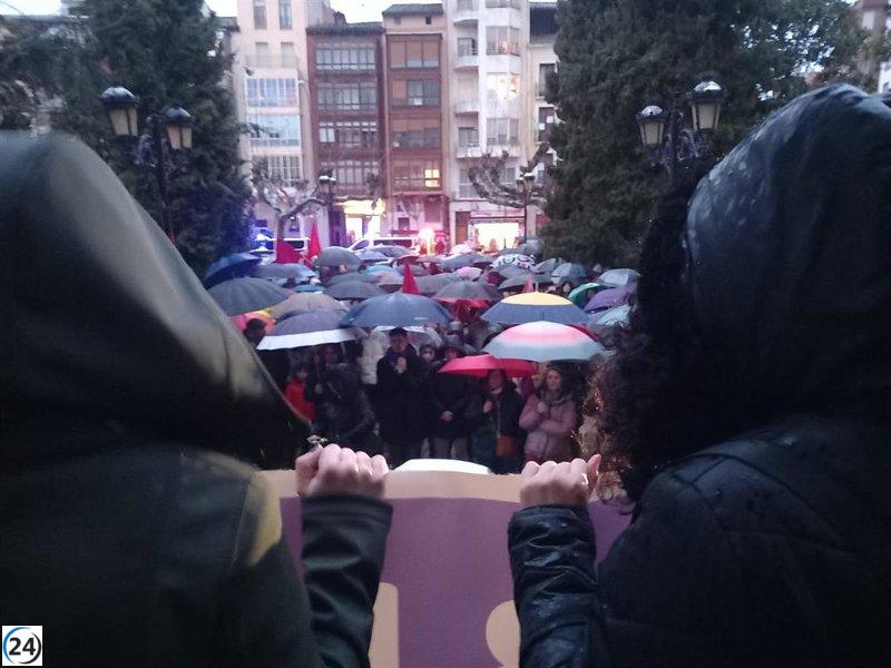 Logroño se une en protesta por la igualdad de género tras el aplazamiento de la manifestación por la lluvia.
