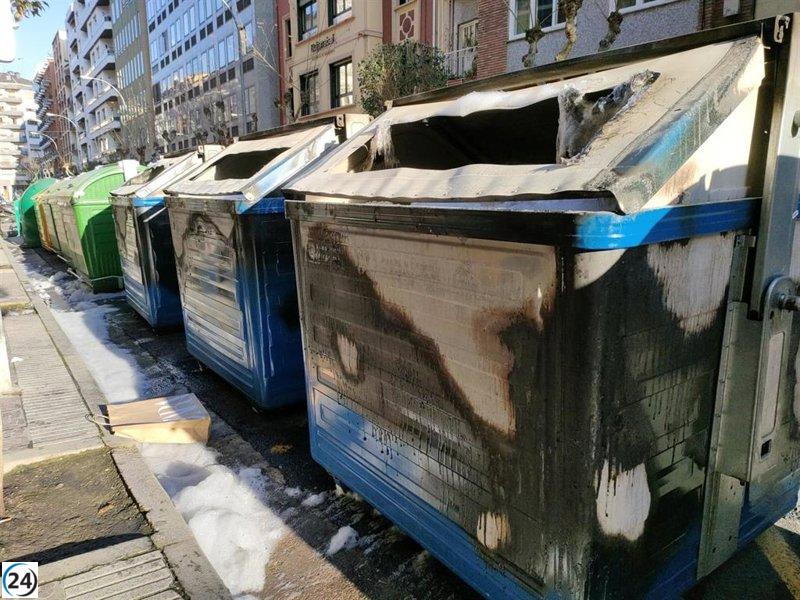 Bomberos de Logroño sofocan incendio en contenedores de papel en la Avenida de Portugal.