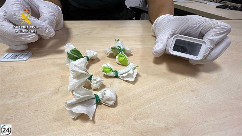 Detenido hombre de 37 años con cargador de móvil que oculta drogas.
