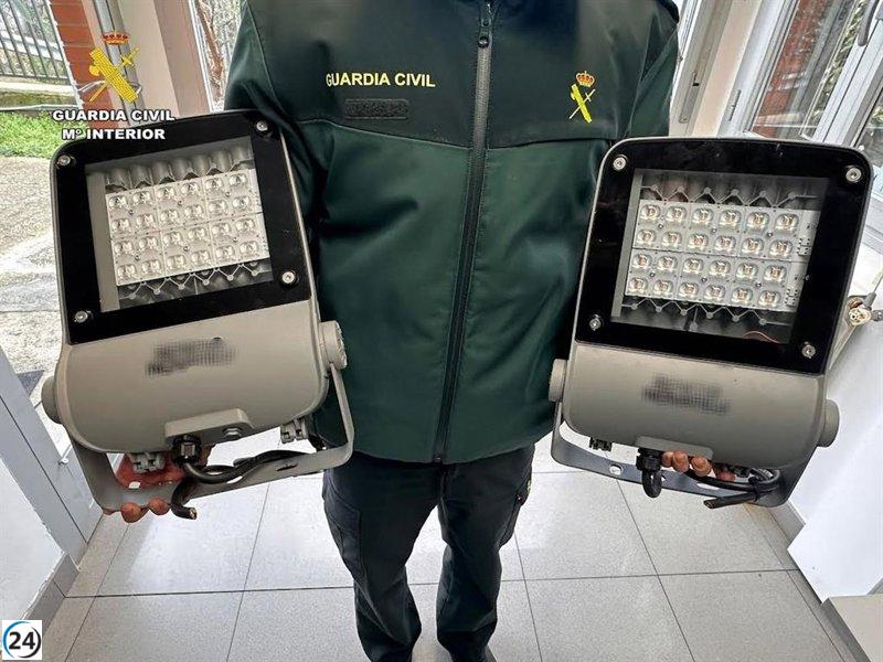 Guardia Civil indaga a dos sospechosos por hurto de focos LED en el carril ciclo-peatonal de Logroño a Villamediana.
