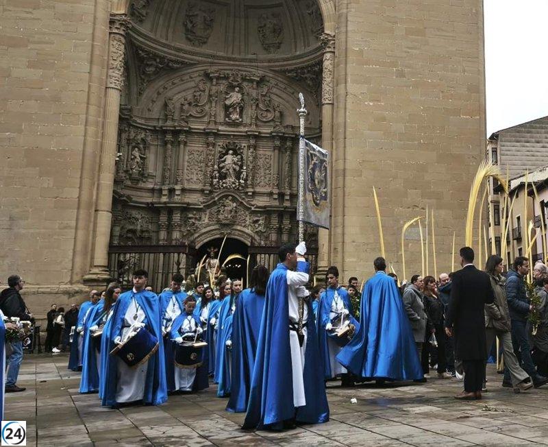 A pesar de la lluvia, cientos de logroñeses festejan el Domingo de Ramos con La Borriquita.