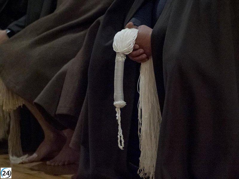 Seis penitentes se martirizan en San Vicente de la Sonsierra durante el 'Vía Crucis'.