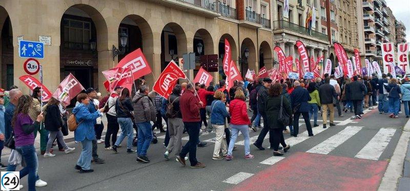 Sindicatos CCOO y UGT protestan por salarios justos y condiciones laborales seguras.
