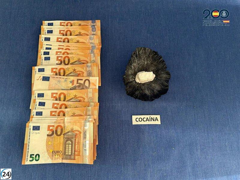 Arresto en Logroño: Hombre sorprendido con 10 gramos de cocaína escondidos en un calcetín.
