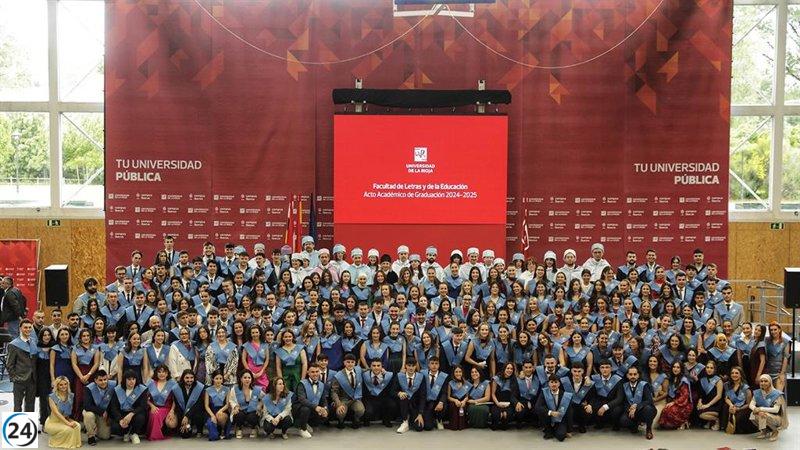 Gran afluencia en la graduación de la Facultad de Letras y Educación en la UR.