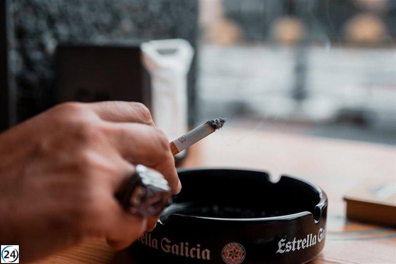 Ecologistas demandan al Ayuntamiento una campaña para concienciar sobre la contaminación por colillas.