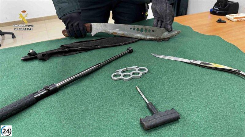 Detienen a un hombre de 37 años por llevar armamento ilegal en su coche.