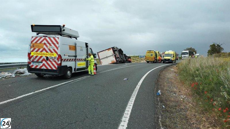 La N-232 en Fonzaleche reabre tras accidente con dos camiones.