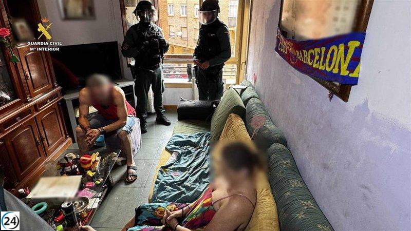 La Guardia Civil cierra tres centros de narcotráfico en Calahorra y arresta a cinco individuos.