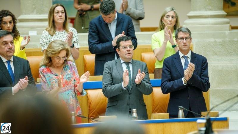 El Parlamento rinde homenaje al fallecido exdiputado del PP, Jesús Zueco, a los 79 años.