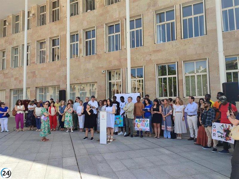 Ayuntamiento destaca en concentración la seguridad de mujeres y niñas refugiadas ante la violencia de género.