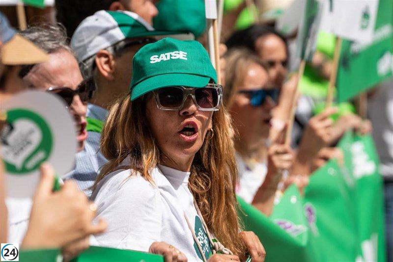 Profesionales de la salud exigen al Gobierno la eliminación de recortes en sus salarios adicionales.