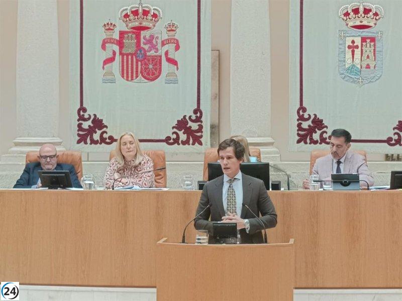 Vox critica el plan de Capellán, comparándolo con los trenes prometidos por el ministro Puente: