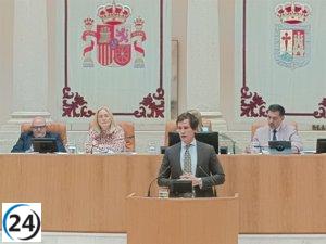Vox critica el plan de Capellán, comparándolo con los trenes prometidos por el ministro Puente: 