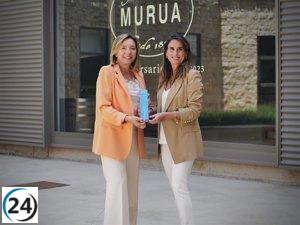 Elena Ceca, directora de Tonelería Murúa, recibe el prestigioso 'CaixaBank Premio Empresaria' en la región del Ebro.