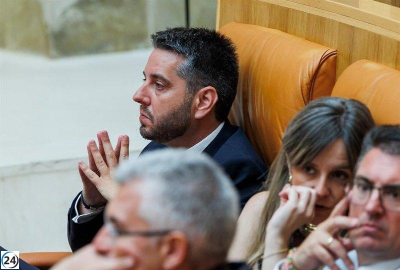 García critica a Capellán por su escasa comunicación y considera que sus iniciativas son simplemente una continuación de las políticas del PSOE.