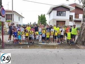 Vecinos de Haro y Ecologistas en Acción protestan en bicicleta contra la tala.