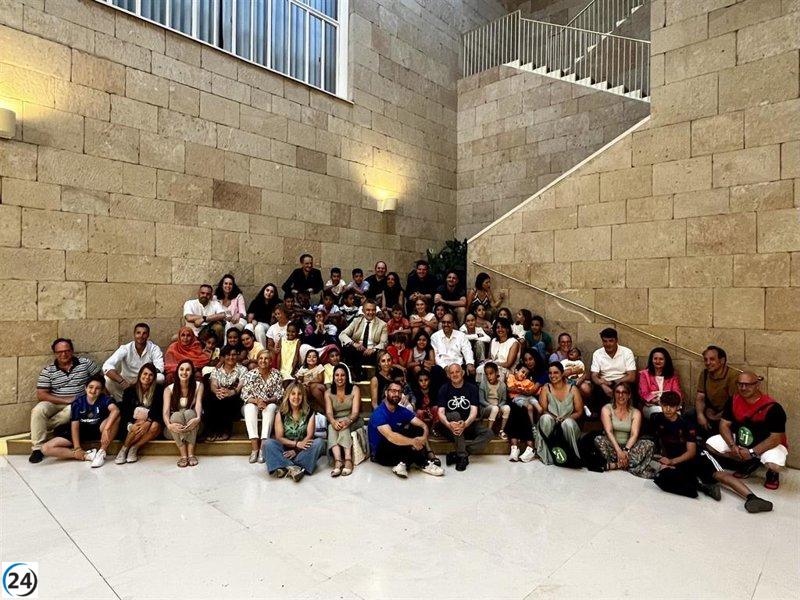 El Ayuntamiento da la bienvenida a 24 menores saharauis en el programa 'Vacaciones en Paz'.