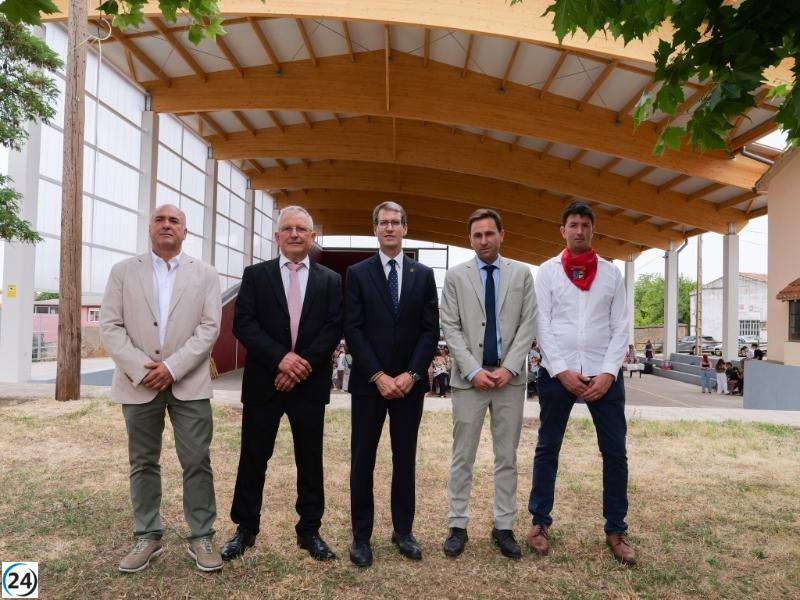 Capellán destaca el apoyo gubernamental a los pequeños municipios durante la apertura del frontón El Redal.