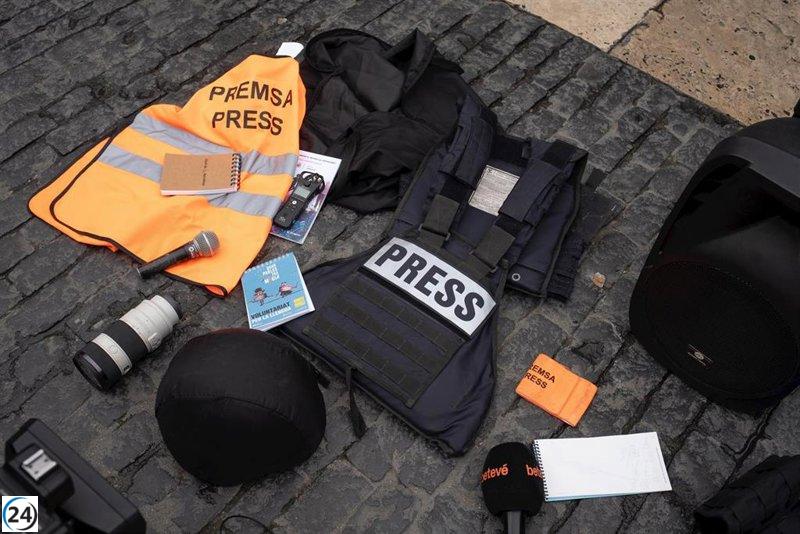 La Casa de los Periodistas apaga su balcón en protesta por los asesinatos de colegas en Gaza.