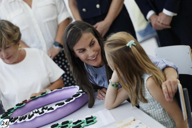 La Reina Letizia impulsa la lectura entre estudiantes del CEIP 'Entresotos' en Rincón al iniciar el año escolar.