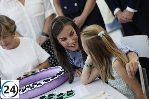 La Reina Letizia impulsa la lectura entre estudiantes del CEIP 'Entresotos' en Rincón al iniciar el año escolar.