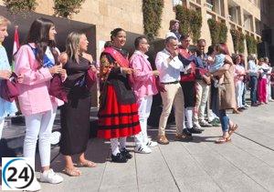 Logroño celebra con entusiasmo la entrega del primer pañuelo de San Mateo a los recién nacidos del último año.