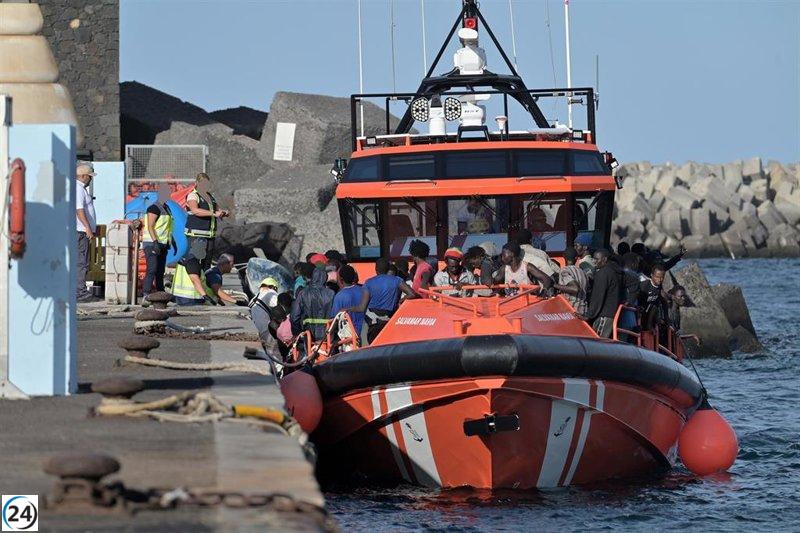 IU llama a acoger a menores migrantes y defender derechos, mientras el Gobierno presume de aumentar recursos.