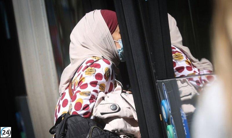 Vox propone vetar el velo mientras los demás partidos critican su intención de sembrar odio y controlar.