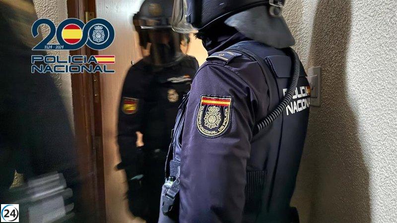 Operativo policial en Logroño desmantela un punto de venta de drogas y arresta a dos implicados.