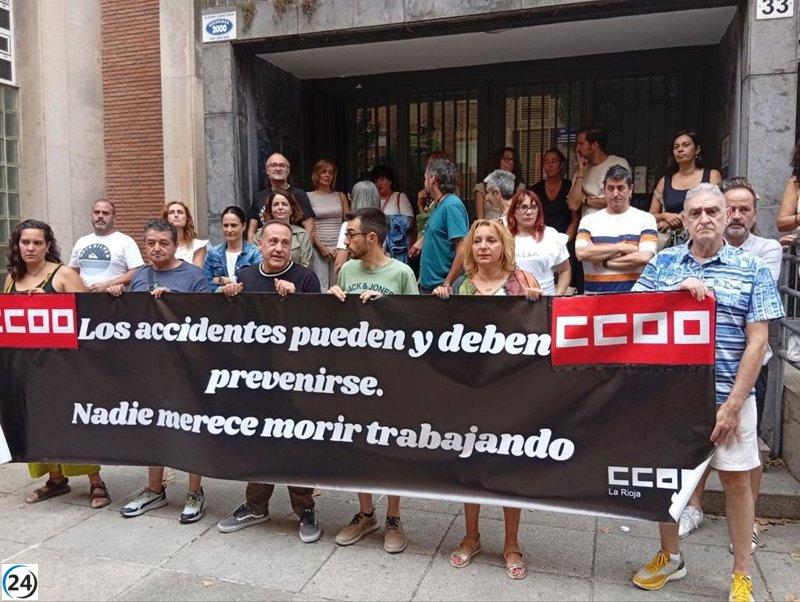CCOO rinde homenaje con un minuto de silencio por el camionero riojano fallecido en Gijón.